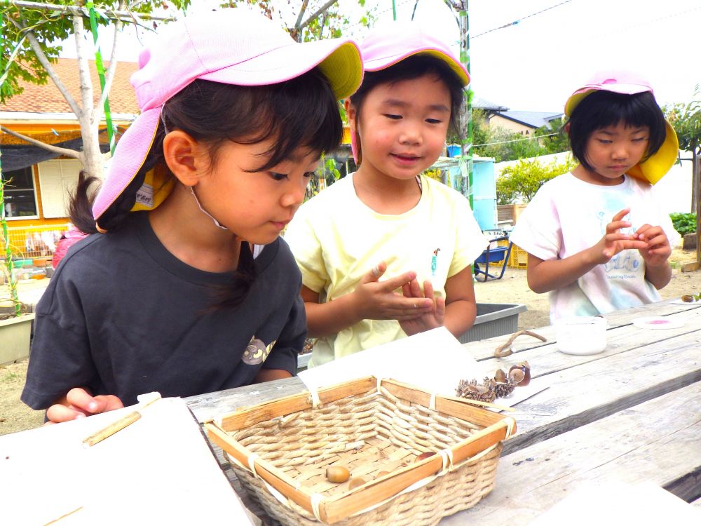 少しずつ涼しくなり
「今日は暑くないねぇ」と
季節の変化を感じながら
遊んでいるキリン組



今日はさらに秋を感じる物が
届きました！！
Aちゃんが家の近くで
どんぐりを拾って持ってきてくれました

「みんなで使っていいよ！」
「やったー！ありがとう」
「何して遊ぶ？」
「これつけたらクマみたい♡」
「ほんまじゃ！！つけてみよう」
どんぐりで色々な発想が生まれます