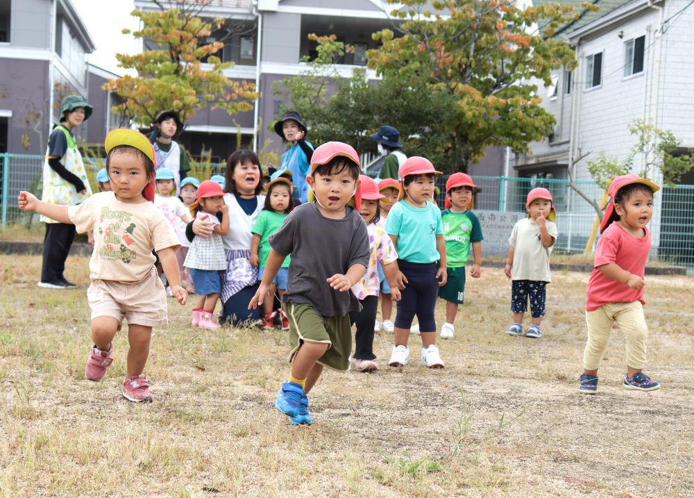 公園に着いたらみんなで
よーいどん！
『わ～！』
『待て～』
追いかけっこのように楽しみます