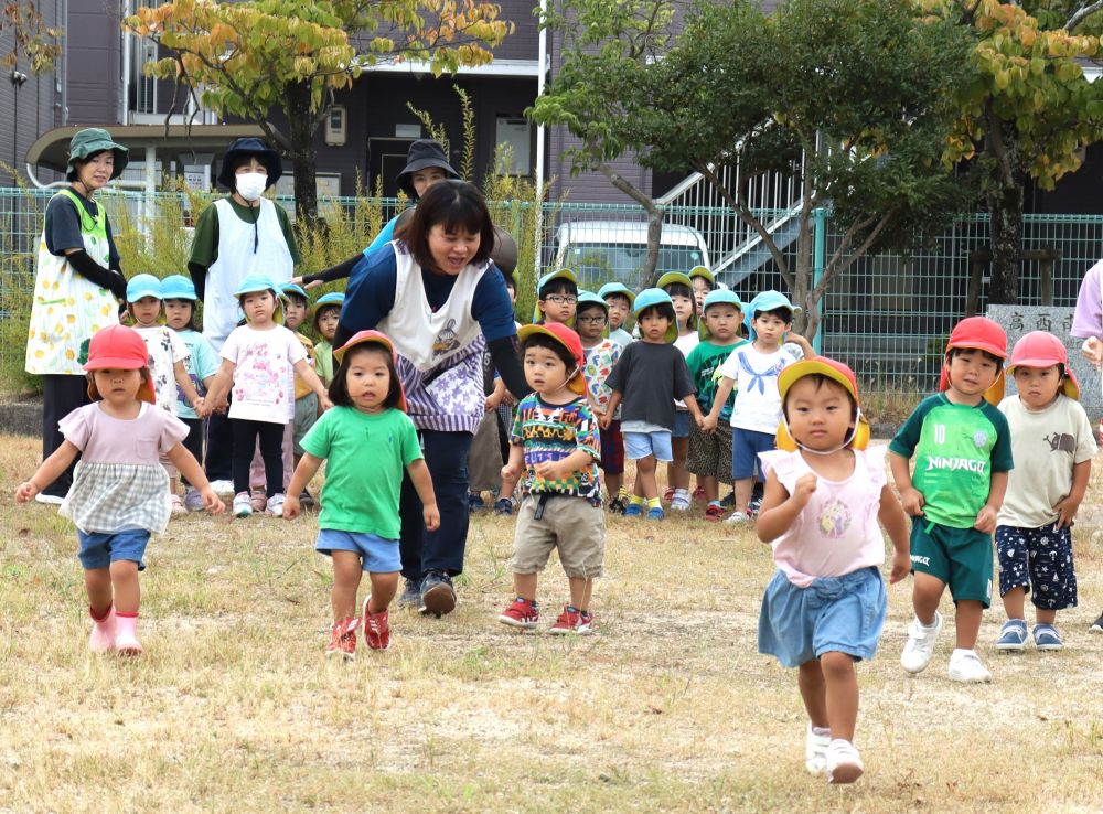 ゴールに向かって一直線の子
友達の走る様子を眺める子
“次僕の番？”　様子を伺いながら走る子
いろいろです♡

みんな違ってみんな良い