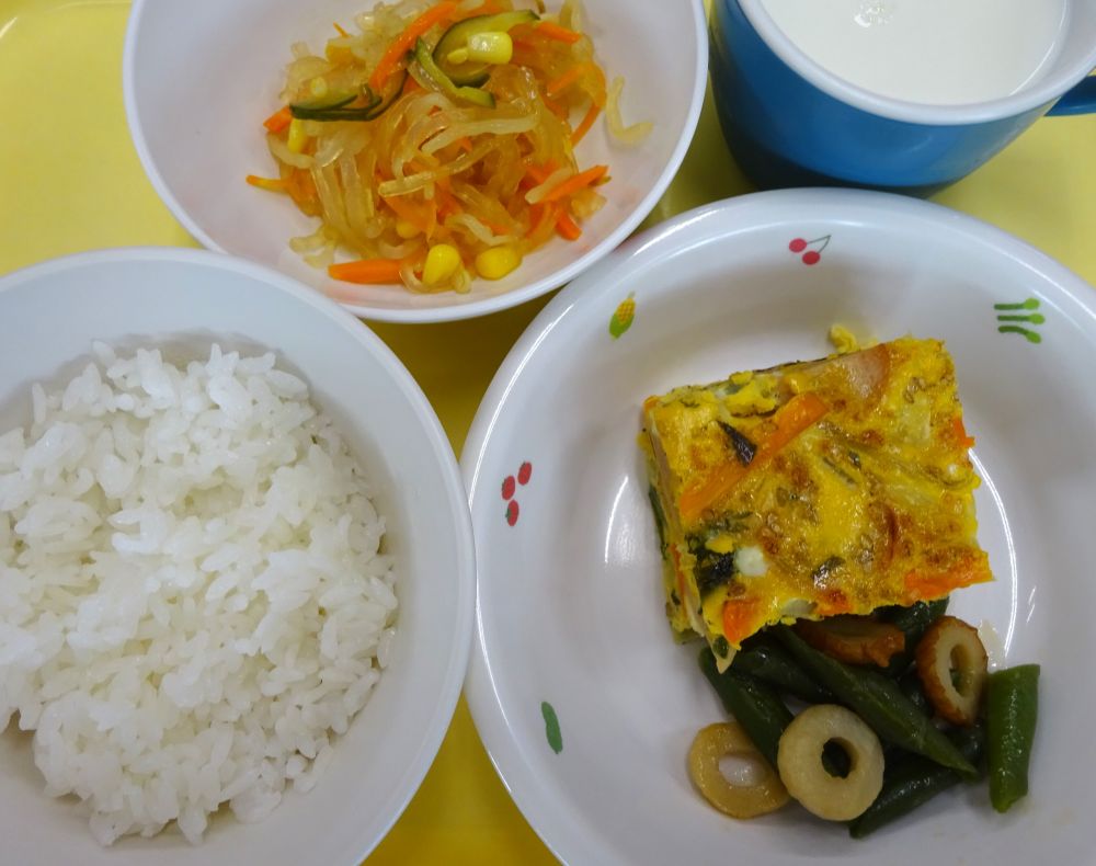 ご飯

韓国風オムレツ

いんげんとちくわのオイスター炒め

春雨サラダ

牛乳