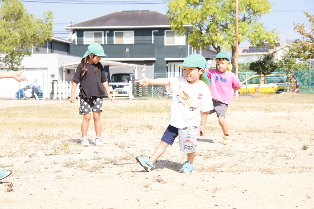 少しだけ涼しくなり運動会に向けて気持ちを一つに、前向きに取り組んでいる園児達です
高西公園の広場で踊りを踊っています

前列S君、最近園生活での何気ない時間に踊りの曲を口ずさんでいます
気持ちが入ると踊りもひと味違います