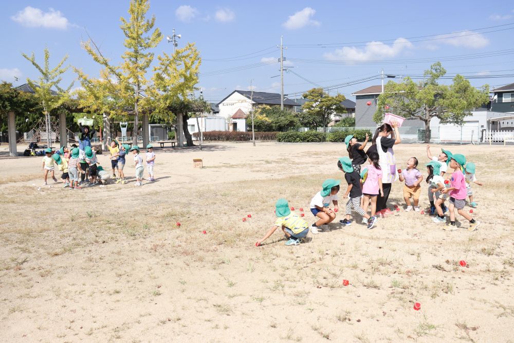 そして今日は玉入れもしました
本番はお家の人と一緒に頑張ります

純粋な子ども達は一つ一つに一生懸命、勝っても負けてもしっかりと感情を出してくれます