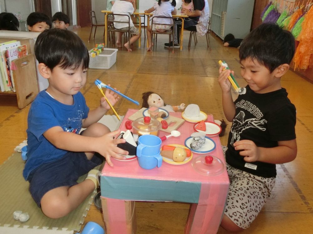 おままごとをしていると、

「この前おすし食べに行ったんよ！」
「ぼくも行ったことあるよ！」
「おすし食べたいよね～♪」

と会話をする中で、お寿司を作ってみることに☆！


何のおすしを作ろうかな～

「Aくんはいくらとまぐろが好き♡」
「たまご寿司もあるよね～」

食べに行ったことを思い出しながら作っています！
自分で書いたネタを、新聞紙で作ったシャリにのせてお寿司の完成☆！！


「あ、箸で食べるんよね～♪」
「この前やったよね！」
と、食育の日で使った箸のことを覚えていました！


自分で作ったお寿司をとっても美味しそうに食べていました♡