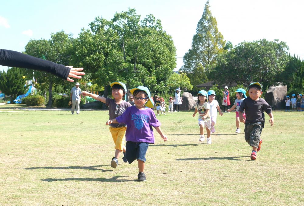 走る　歩く　遊ぶ
体を動かすって楽しいな♡


東尾道公園の芝生の上を思いっきり走る
大好きな先生のところへ向かって♡
自然と笑顔が溢れ出す