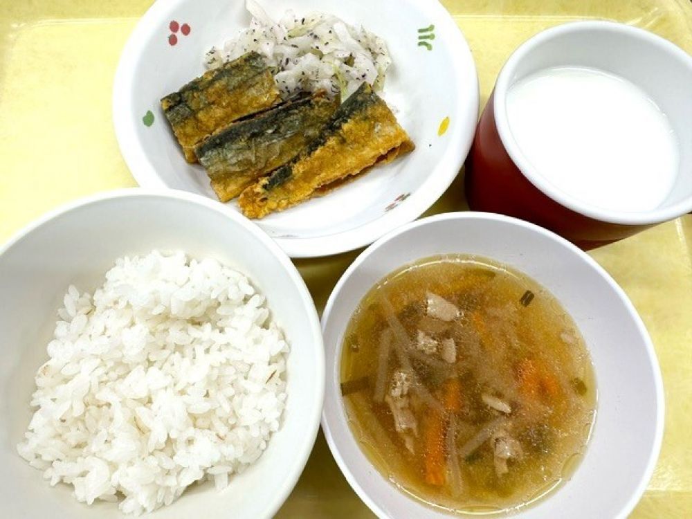 麦ご飯

さんまのカレー揚げ

キャベツのゆかり和え

豚もやしスープ

牛乳