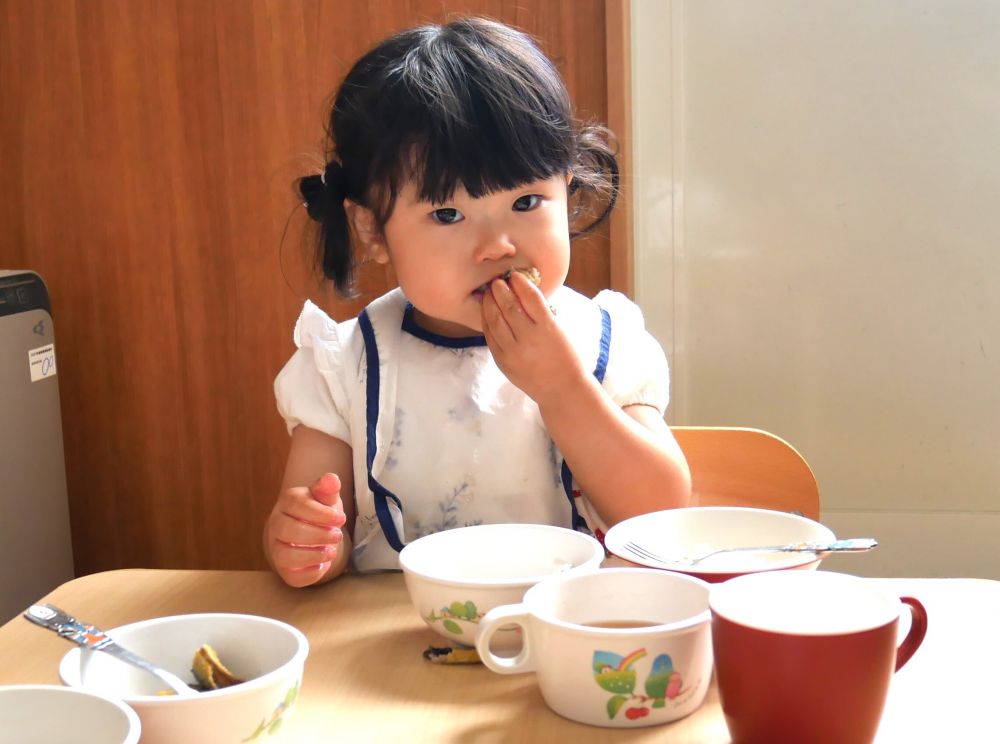 今日の給食では、今が旬の【さんま】が登場！
青魚で栄養満点だけど、子ども達にはどうかな～と、少し心配もあり・・・

１歳児さんの保育室へ様子を見に行ってみると、
手づかみで、もりもり食べている姿が目に飛び込んできました♡
「さんま、おいしい？」と聞くと、にっこり笑顔で応えてくれました♪
カレー味を気に入ってくれたのか、夢中で食べている姿に一安心。


