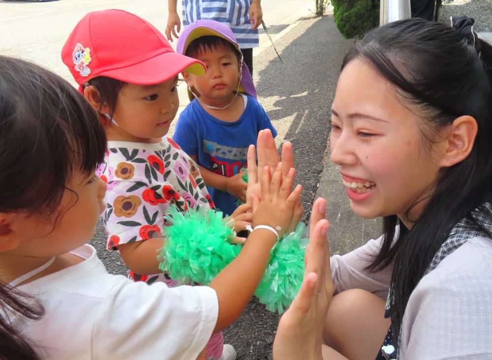 「上手に踊ったね♪」　企業の方とハイタッチ👏

いつも温かく見守ってくれて
　ありがとうございます💗