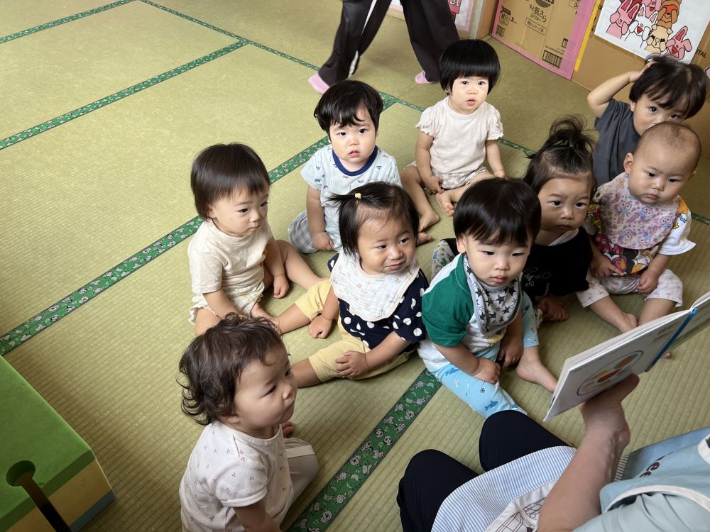 0歳児
　　「がたんごとん　がたんごとん　ざぶんざぶん」

汽車はみんなを乗せて「がたんごとん」終着駅へ。
繰り返しのリズムが楽しい赤ちゃんの絵本です。
先生が「のせてくださーい」と言うと
「はーい」と答えてくれますよ。
親子で呼びかけ合って楽しんで下さい。