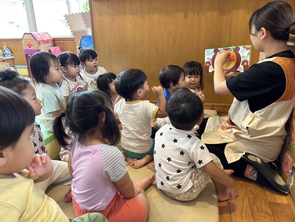 1歳児
          「ぱくぱく もぐもぐ いただきまーす！」

動物達がそれぞれ好きなものを口の中へ
運んでいく絵本です!!
口の中に消えていく食べ物たち⋯
みんな「いただきまーす！」と
声に出して楽しんでいます。