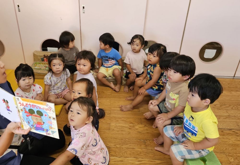 2歳児　　　
　　　「うんどうかい よーいどん！」

もうすぐ運動会！
踊りにかけっこの練習も楽しんでやってます🎶
運動会にちなんだ絵本を読んで、
さらに気分をあげていきます📖´-
ちょっと変わった運動会の話だけど、
みんなよく聞いていましたよ😊