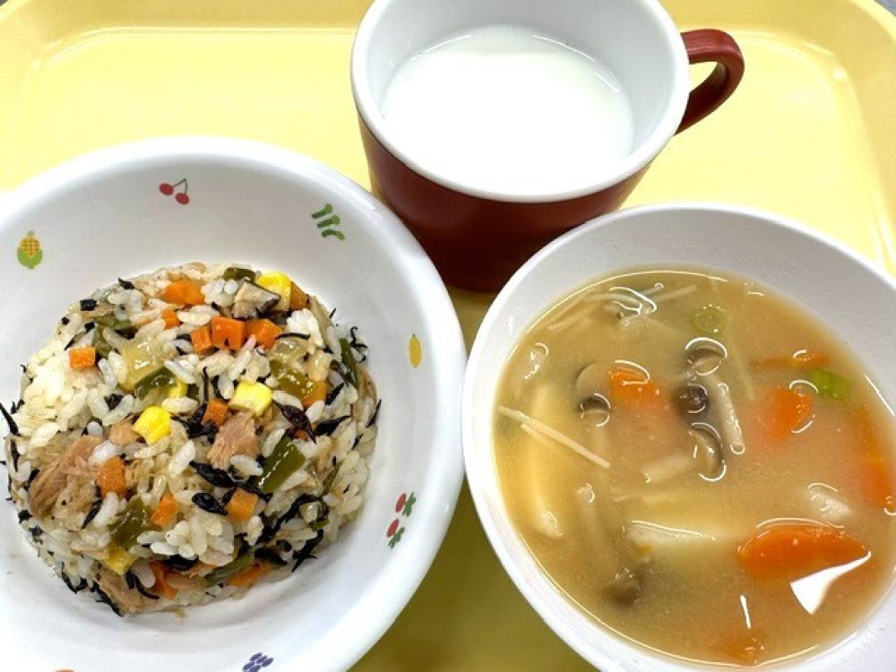 ひじきご飯

きのこの味噌汁

牛乳