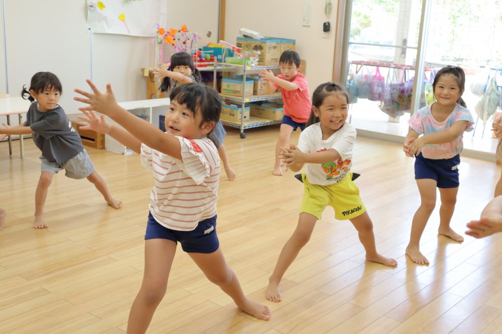 ”みんなたのしく！かっこよく！！”

「楽しい運動会にしたいな♡」
「お家の人にかっこいいところを見てほしい！」
そんな思いから、キリン組さんが考えた今年の運動会のテーマです♪



ソーラン節はキリン組さんのかっこいいところを見てもらえるポイント！
「大きい声で掛け声したらかっこいい！」
「止めるところは止める！」
”かっこよく”を意識ながら、気合い十分でたくさん踊ってきました