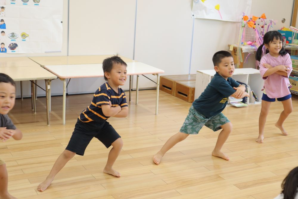 腰をおろす構えの姿勢
ちょっとしんどいこの姿勢を保つほど、ソーラン節はかっこよく見えます

初めはすぐに聞こえてきていた「足痛い～～」という声
何度も踊るうちに聞こえなくなってきました

かっこよく踊りたい！という気持ちと、足腰の筋肉が強くなりました♡