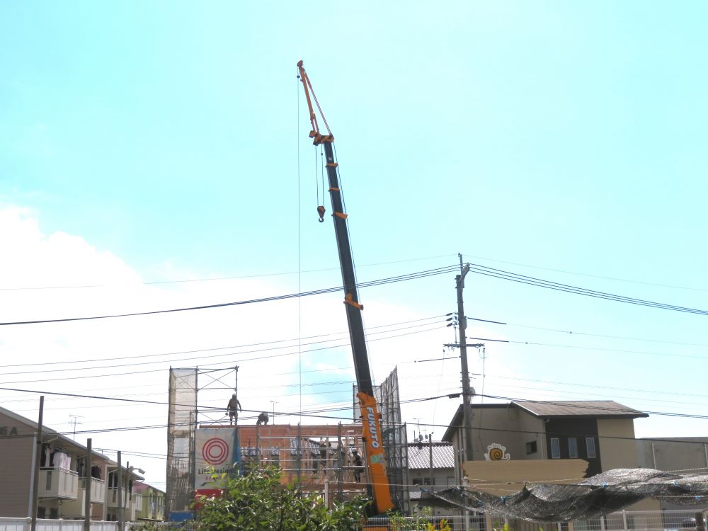 少しずつ涼しくなり、冷房を使う時間が短くなってきたこの頃・・・
外の景色にも興味をもって眺めています
園の周辺の様子もよく見ています


この日は、園の向かいの建築現場で作業をしている大きなクレーン車が
大きな木材が何度もつり上げる様子に興味津々
