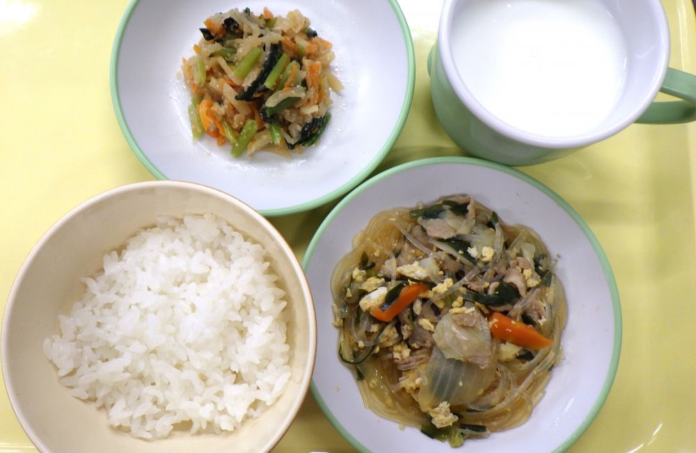 ご飯

ニラ玉春雨

切干大根の三色ナムル

牛乳
