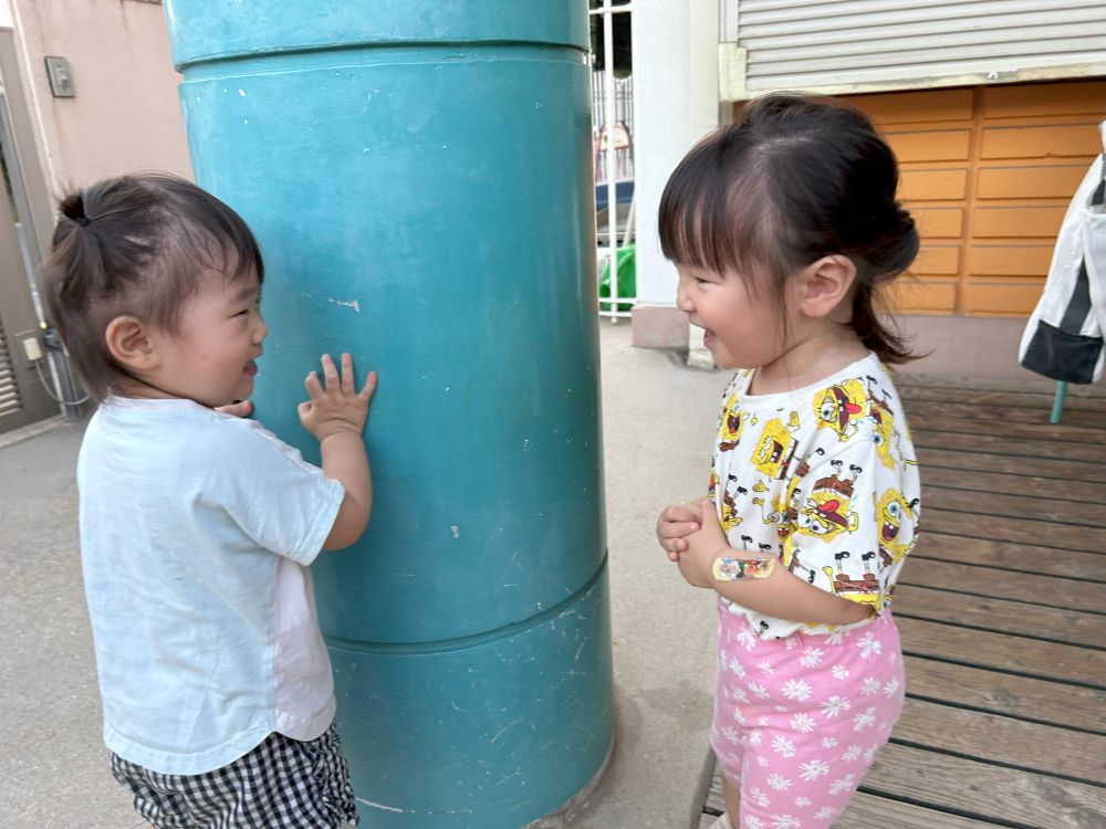 ”ばあ～！！”

２人で顔を見合わせニッコリ😊
やりとりがとってもかわいらしいですね💕