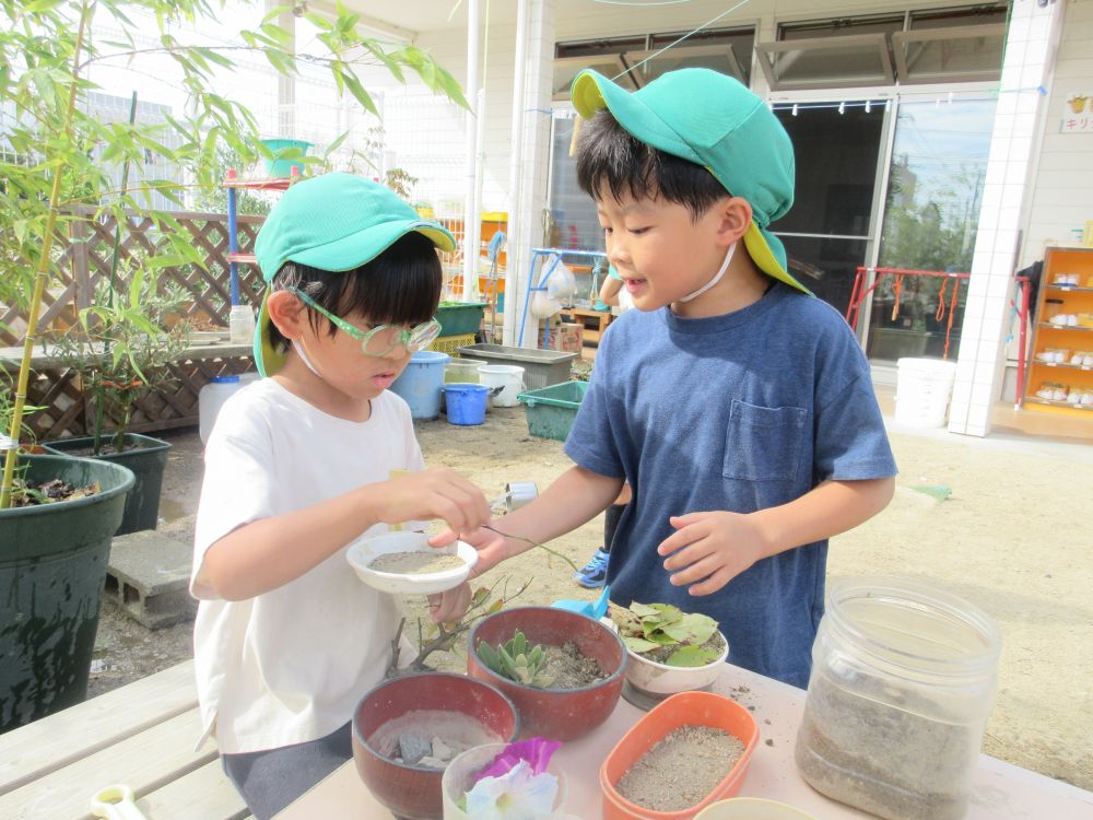 草花がある･･･石がある･･･木がある･･･
”遊びに取り入れたい”と思いつき
自由に使うことができる環境・・・
大切だなと思います♡



「お待たせしました～カレーです」
「はーいコーヒーもください！」
「少々おまちー！」

お店屋さんの声が聞こえてきました
机やイスも自分たちで動かしてセッティング！