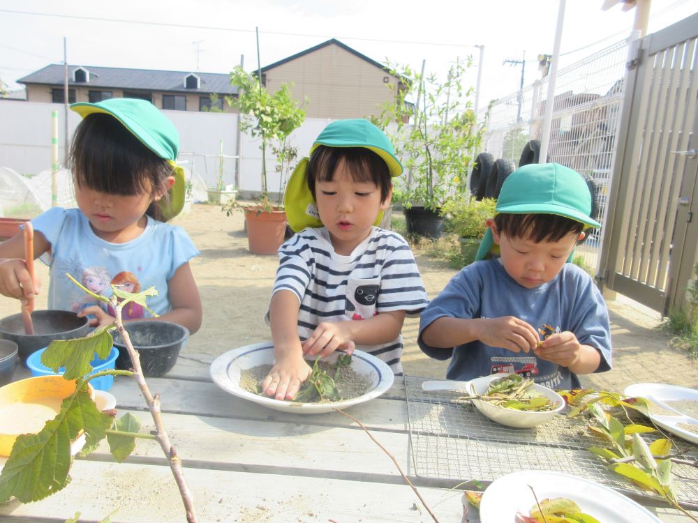 作る物･･･使う物･･･考えること･･･
同じ遊びでも春と比べると成長したなあと感じます♡
子どもたちの発想がどんどん豊かになっていて
おもしろいアイデアや工夫がいっぱい！



「やっぱりスープにしたいけん水持ってこようかな」
「ジュースは葉っぱがメロンの味！それで下はぶどうとクリームで･･･」
「こっちがご飯でお野菜ものせてお肉も入っとってね･･･」

説明を聞くとただのごちそうじゃない･･･
工夫がいっぱい詰まっていることに気付かされる･･･
作品を通して会話をすることも大事ですね♡