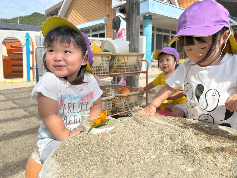 少し前にお誕生日だったRちゃん！

ケーキを作っていたので、先生に
コスモスの飾りとロウソクをさしてもらうと…
 お誕生日ケーキのできあがり‼🎂✨

うれしそうなRちゃん💓