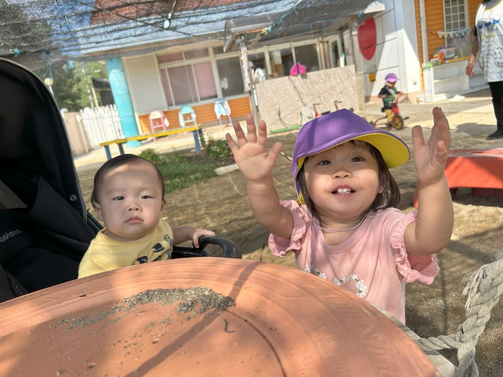 こちらでは、ウサギ組の小さなお友達に
太鼓みたいに”ポンポン”と、
鳴らす姿を見せてくれているTちゃん！🥁

”こうやってするんだよ～！”と
遊び方を見せてくれているのかな？

その姿はまるで小さなお姉ちゃんのようです💓