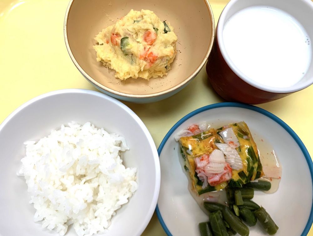 ご飯

かに玉風

いんげんのソテー

カレーポテトサラダ（ツナ）

牛乳