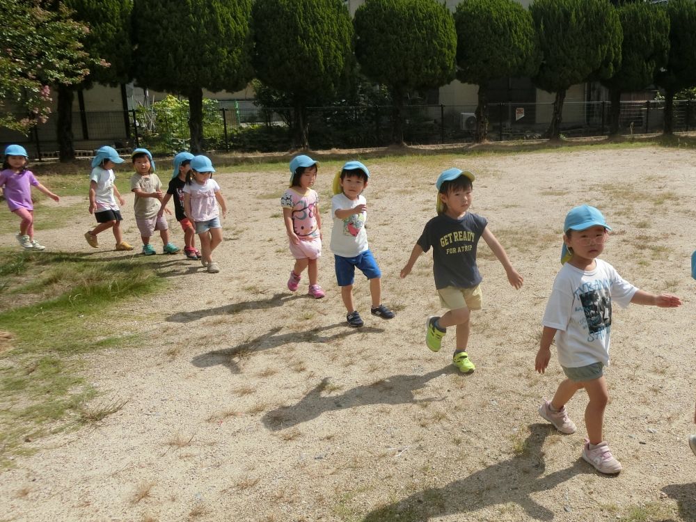 

身体を動かすことが大好きなリス組さん！
運動会に向けて、楽しみながら取り組む姿が見られます♪

「公園でかけっこしに行こ～！」

と声をかけると、大喜びのリス組さん♪


まずは行進から！
手と足をしっかりあげる姿もありました！