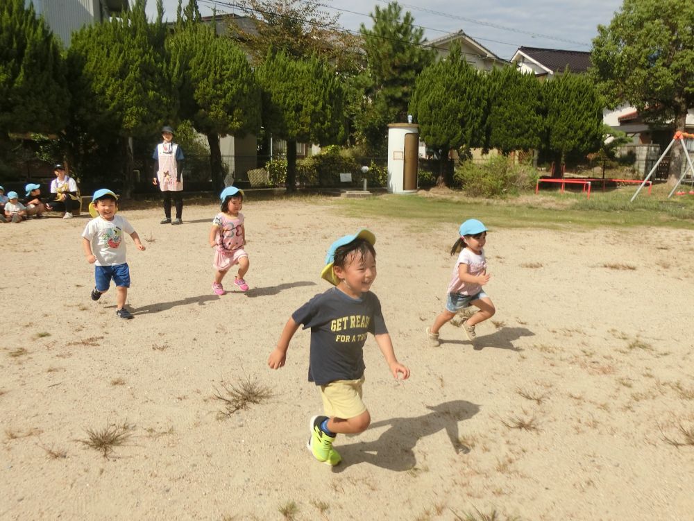 
そして楽しみにしていたかけっこ♪

“よ～いどん！”

風を切り、楽しくって笑顔があふれるリス組さん♪
