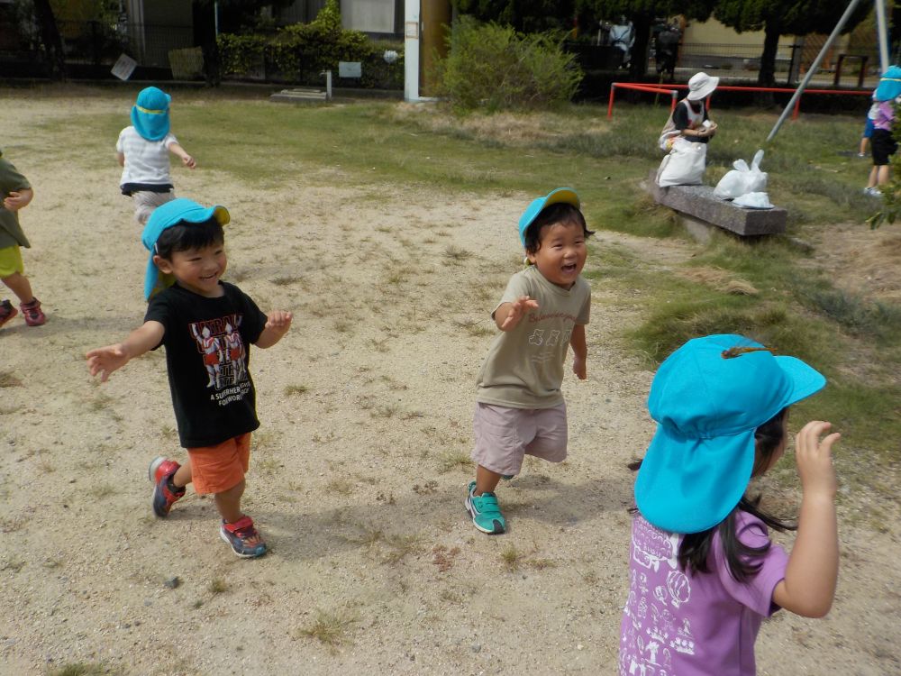 

公園にはたくさんのとんぼが！

追いかけるリス組さん！

とんぼとかけっこが始まりました♪

