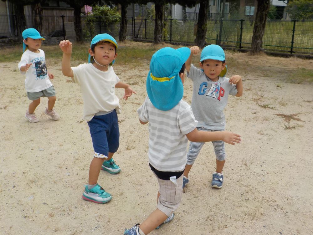 
追いかけても追いかけても中々捕まえることが出来ません。。

「かまきりになって捕まえたらいいんじゃない！？☆」とSくん！

かまきり作戦が始まりました！

するとそれを見ていたIくんもかまきり作戦をやってみることに！

2人でかまきりになりきって追いかけていました！