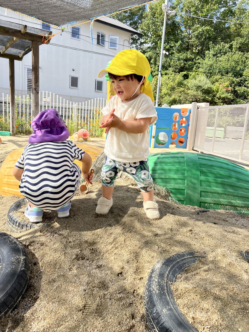 お山に挑戦！！
ゆっくり一歩ずつ慎重に上がるAくん。
登れた時とっても嬉しそうに拍手していましたよ。