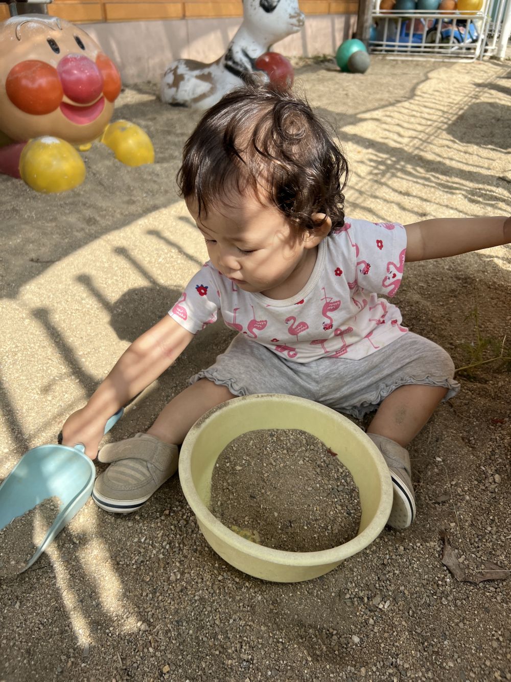 スコップを上手に使って砂をいれるNちゃん。
黙々と砂を入れていっぱいになっていました👏