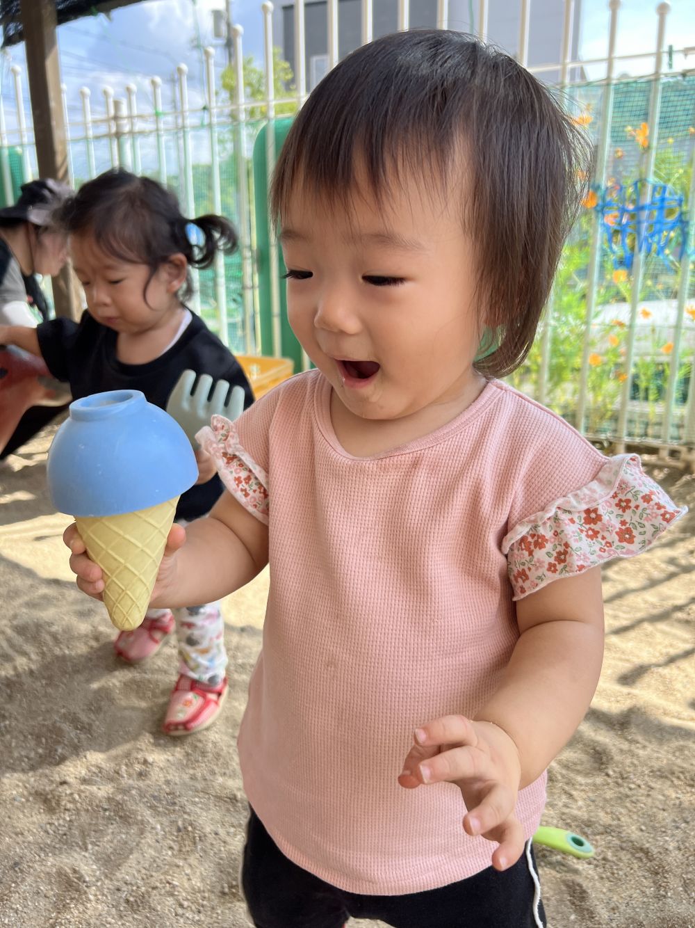 アイスクリームを食べようとするTちゃん。
この後先生にも「あー」とくれました。
ありがとう🥰