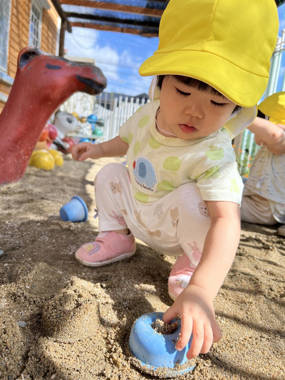 砂で先生が型抜きをすると・・・
Iちゃんの真似っこ！
上手にできるかな？？