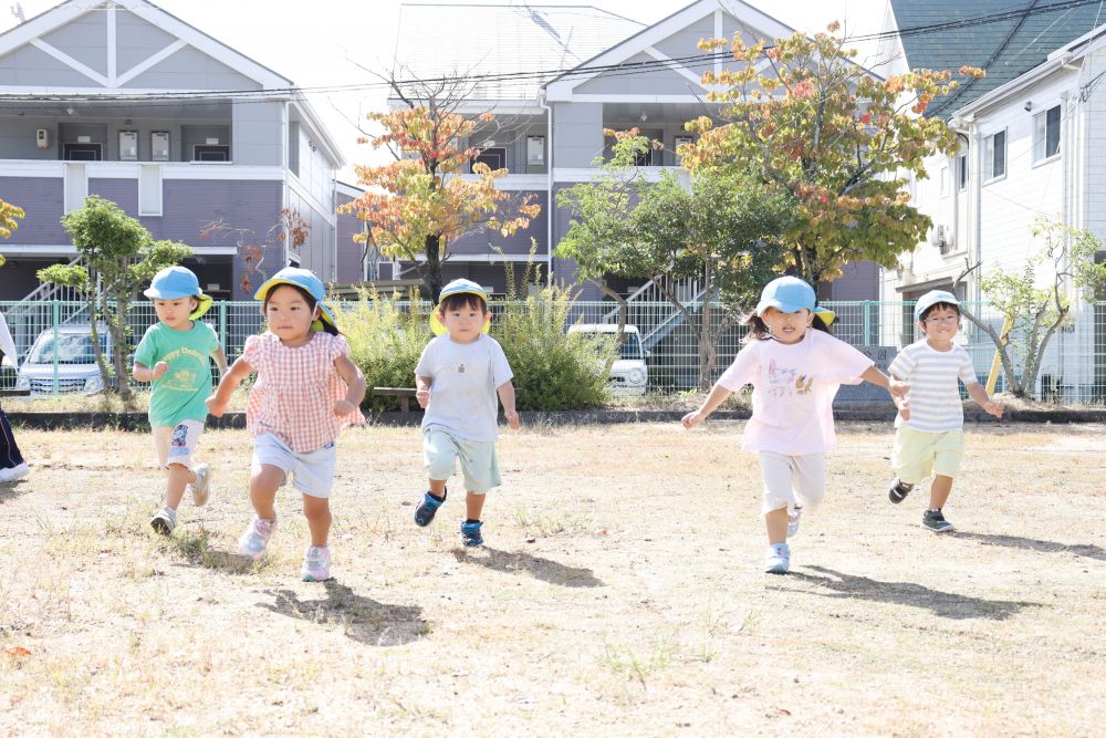 ニコニコのダンスとは違い、かけっこは真剣勝負
一生懸命がカッコイイ！！

