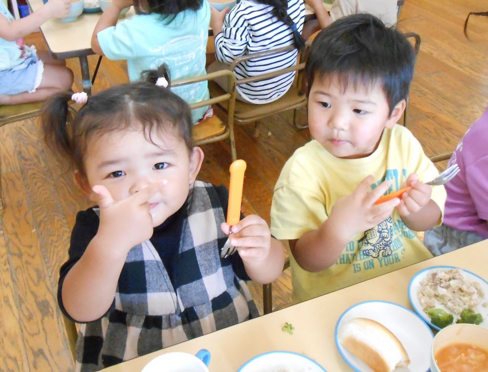 クマ組さんのお部屋に行くと、
「みてみて～、こう！！」と先月の食育の日に行った食具の持ち方を見せてくれました。

「バンバン」の鉄砲の指にしてフォークを握ると上手にえんぴつ持ちができます。

だんだんと上手に持てるようになってきています☆