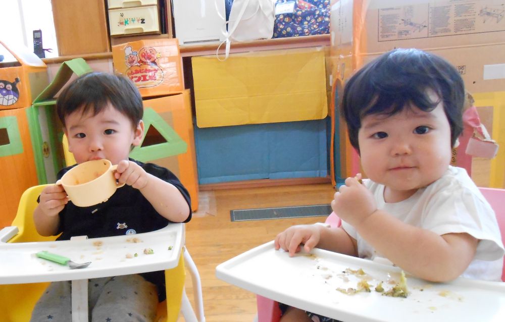 ウサギ組さんもスプーンを使ったり、食器を持ったり手づかみしたりして自分で上手に食べられるようになってきています。

やわらかく煮た野菜を細長く切ると手づかみしやすくておすすめですよ♡