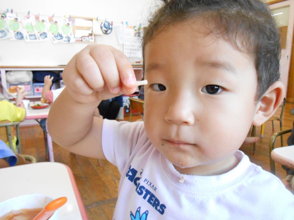 食材の名前もたくさん知っているヒヨコ組さん。

「き・き・きのこ～」といつも歌っているきのこを発見！
スープに入っていたエノキを見つけていました。

秋が旬のきのこ、たくさん食べてね。