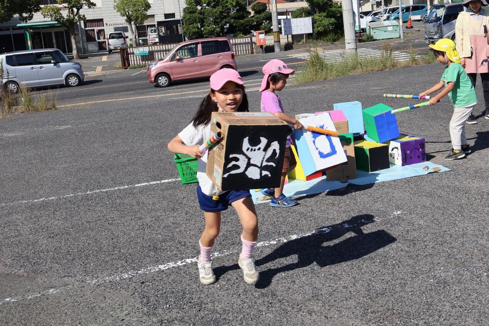 勝つためには
スピードと持ち方がポイント！

たくさんアイテムを集めたチームが勝ちです☆