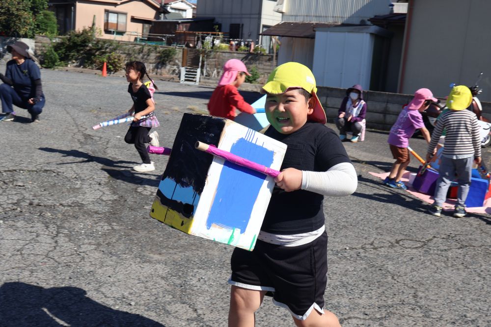 相手の陣地からをこっそりアイテム頂くKくん

それはまさしく　“うっしっし〜”　♡

運動会当日は
お家の方と一緒に力を合わせて　“うっしっし〜”　
を楽しめたらと思います♡
