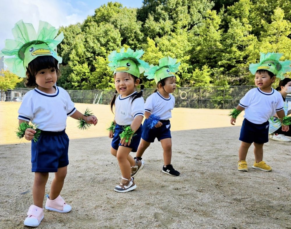 ～公園で～

おおどおり公園で運動会の練習🎶
保育園の園庭よりもとっても広い！
みんなワクワクドキドキ♡

音楽が鳴り始めると⋯
みんなが同じ方向を見上げているので、
見上げてみると、
隣の会社の方が、見てくれていました👀
「かわいいね～」と、言われて、
お客さんがいて、大ハリキリ✨️