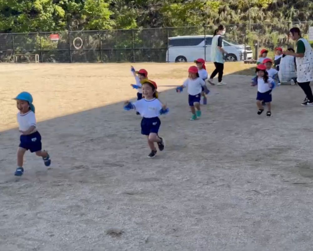 きをつけピッ よーい ドン！

とゆう前に走っちゃうんだよね～
2歳児さんらしくて可愛いシーンです♡
