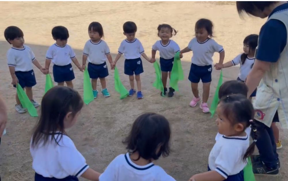 最後の踊りは、
お家の人一緒に踊るよ🎶
素敵なスカーフを手首につけて、
ヒラヒラさせてね😄