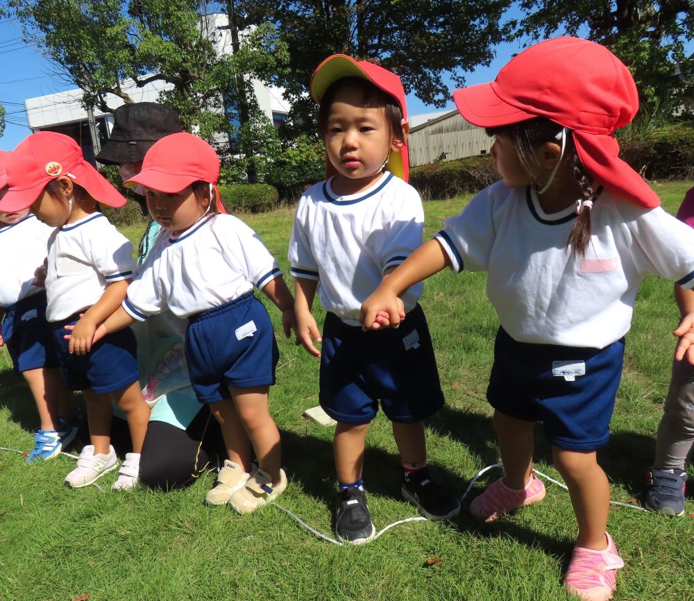 プログラム１３．踊
　　　「いろいろたんけんたい」

♪いろんな いろだね　さがそう きみのいろ♪

踊り、大好き💕