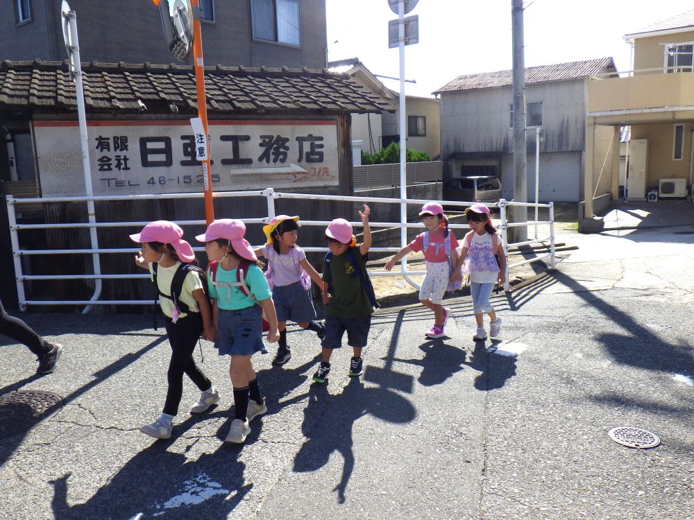 通学路では・・　“自分の目で安全を確認”

交差点に潜む危険、道路を渡るときの注意など・・
知らせながら　そして自分で考え判断しながら歩きました

途中・・
交差点を渡っていたとき　車が近づいてきて・・
キリン組さんが止まると、相手の運転手さんが　“どーぞ”と手で合図
それを見て渡らせて頂き、職員が頭を下げると・・　一緒に頭を下げるキリン組さん
運転手さんも、ニッコリ笑顔
“譲ってくれる優しさ”　それに応える“ありがとうの気持ち”

教えることばかりでなく“見て学ぶ”ことをしているんだな・・と感心