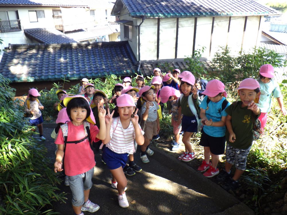 ゆめはうすから高須小学校まで・・　歩いて30分
時間にゆとりがあるので　どんぐりが沢山ある場所でどんぐり拾い

自然で遊ぶ事は欠かせません♡

素敵な発表をみて・・どんぐりも沢山拾って・・　充実した１日でした♡