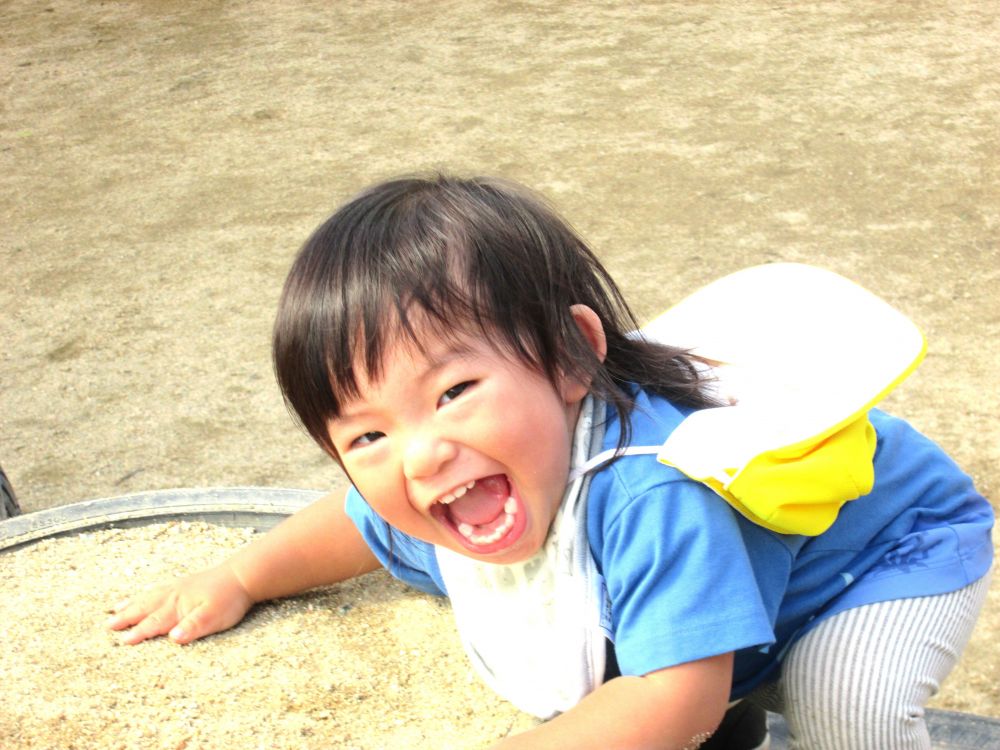 一つタイヤを上がると先生の方をみて
「みてた！？」
と言わんばかりのとびきりの笑顔♡

このような、遊びの中で達成感を感じられる瞬間を大切にしたいと思います


