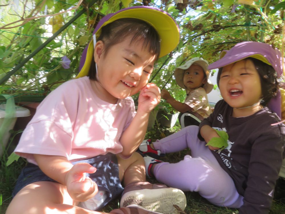 2人で楽しそうにくすぐりあったり、笑いあったり・・
遊びが広がり楽しそう♡
「Rちゃんと・・」と話しながら友達との触れ合いを楽しむ様子が
見ている私も、ほっこりする時間になりました♡

