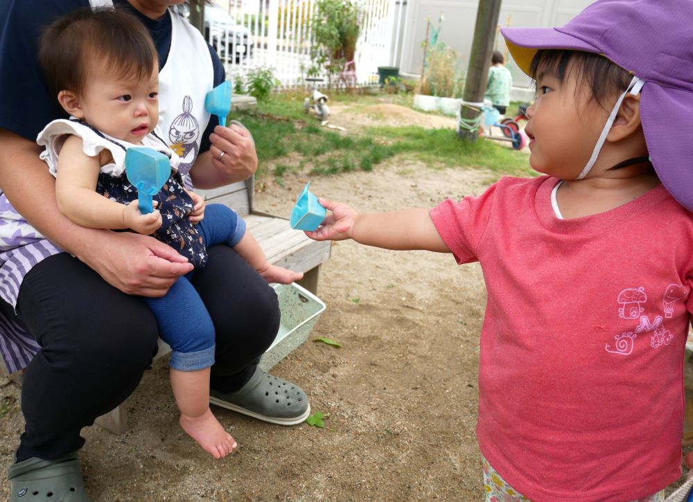 園庭にヒヨコ組さんもYちゃんをも気にかけてくれます
「どーぞ～」
とスプーンをたくさんくれたね
Aちゃん、ありがとう♡
