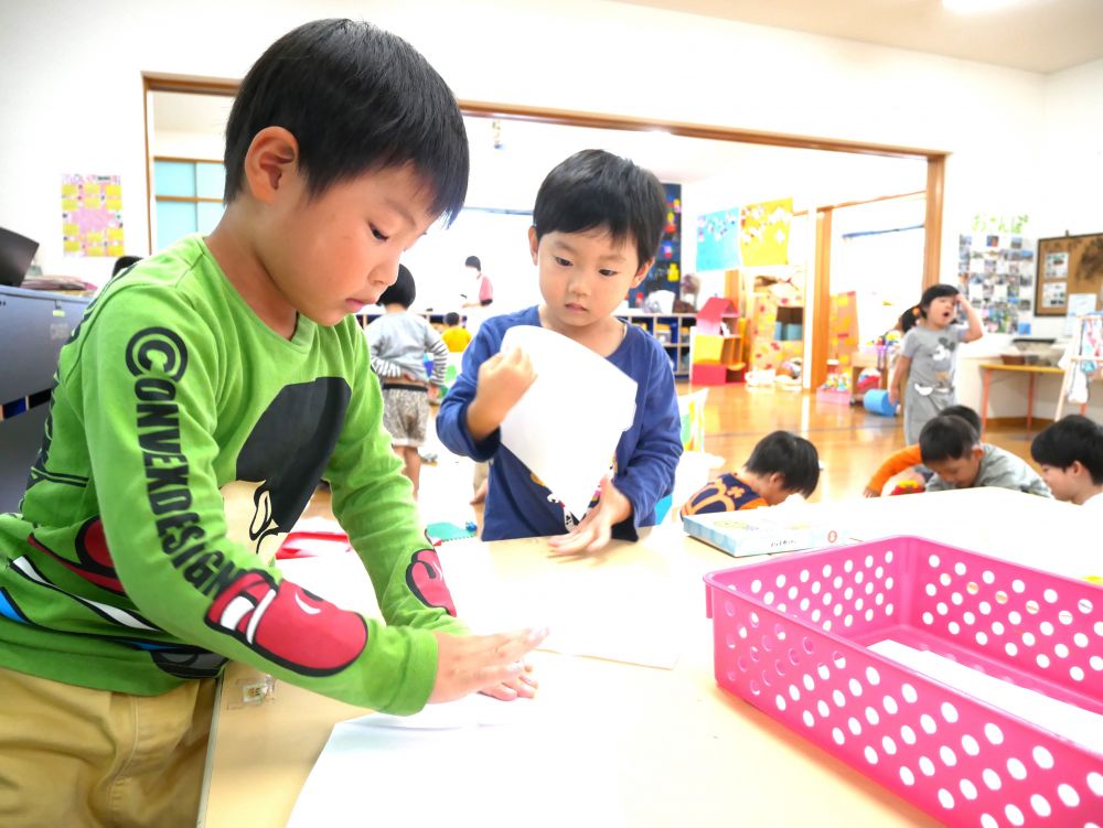 『紙飛行機作りたい！』
Kくんの一言で始まった紙飛行機作り
作り方を覚えて自分で作ったり
どうやったらよく飛ぶ紙飛行機ができるか
工夫する姿がみられます



『こうやって折ってしっかりアイロンをかける』
『アイロンって本物のアイロンとは違うよね？』
『もちろん！！』
会話をしながら真剣に折る・・・
