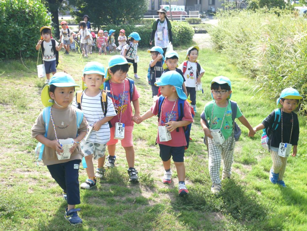 空を見上げ野原を眺め・・・
友達と一緒に楽しいこと見つけに夢中♡



『あっち行きたい！』
『ぼくこっちがいい』
何か楽しいことはないかな？
自分で見つけたお宝を大事そうに持ち
公園を歩いて散策